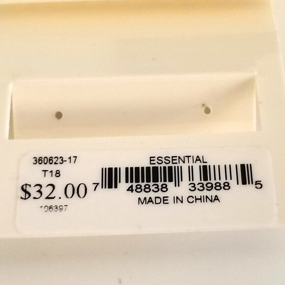 ❤️ NWT T Tahari Bar Crystal Pierced Earrings New with Tags - Picture 9 of 9